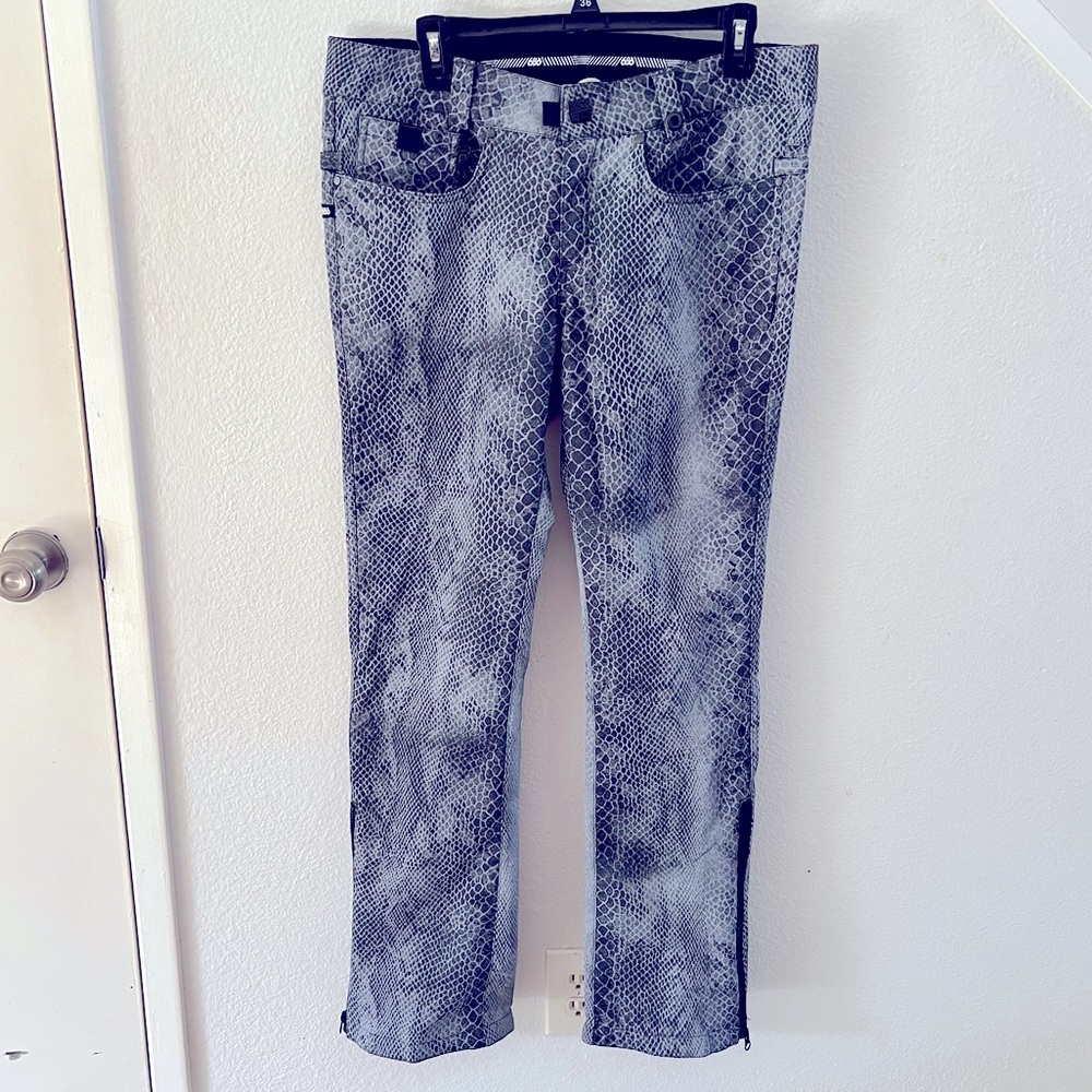 686 Woman’s Snowboarding Pants Snake Print Gray